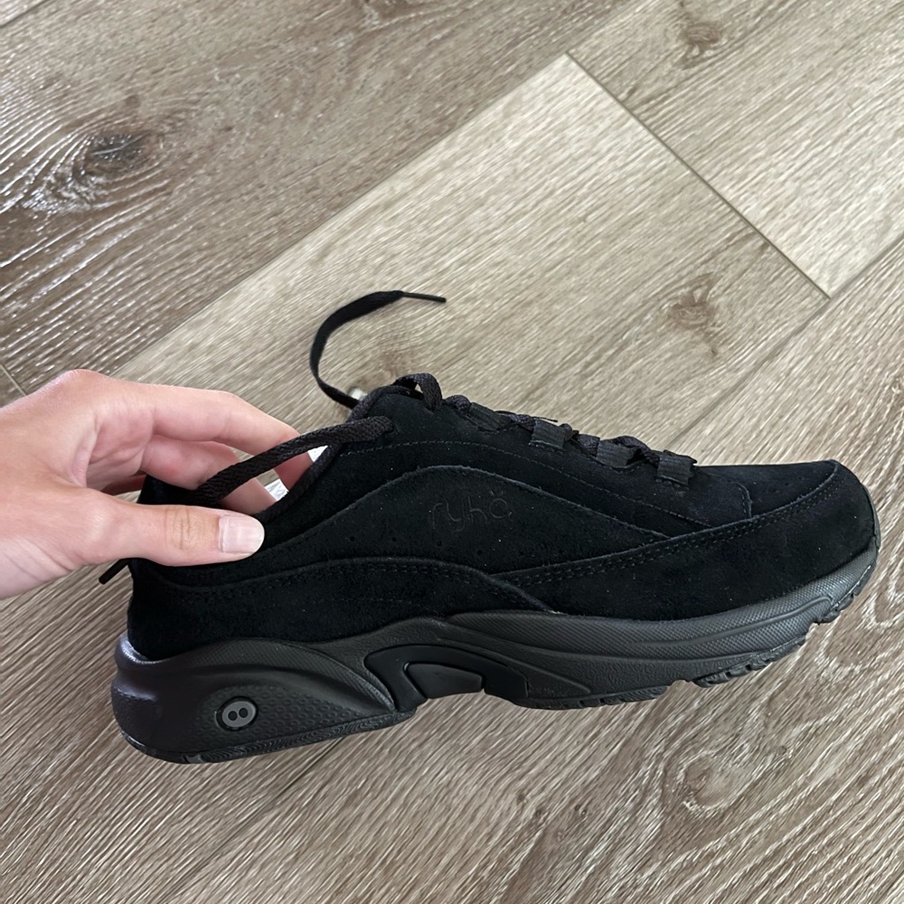New in box black tennis shoes
